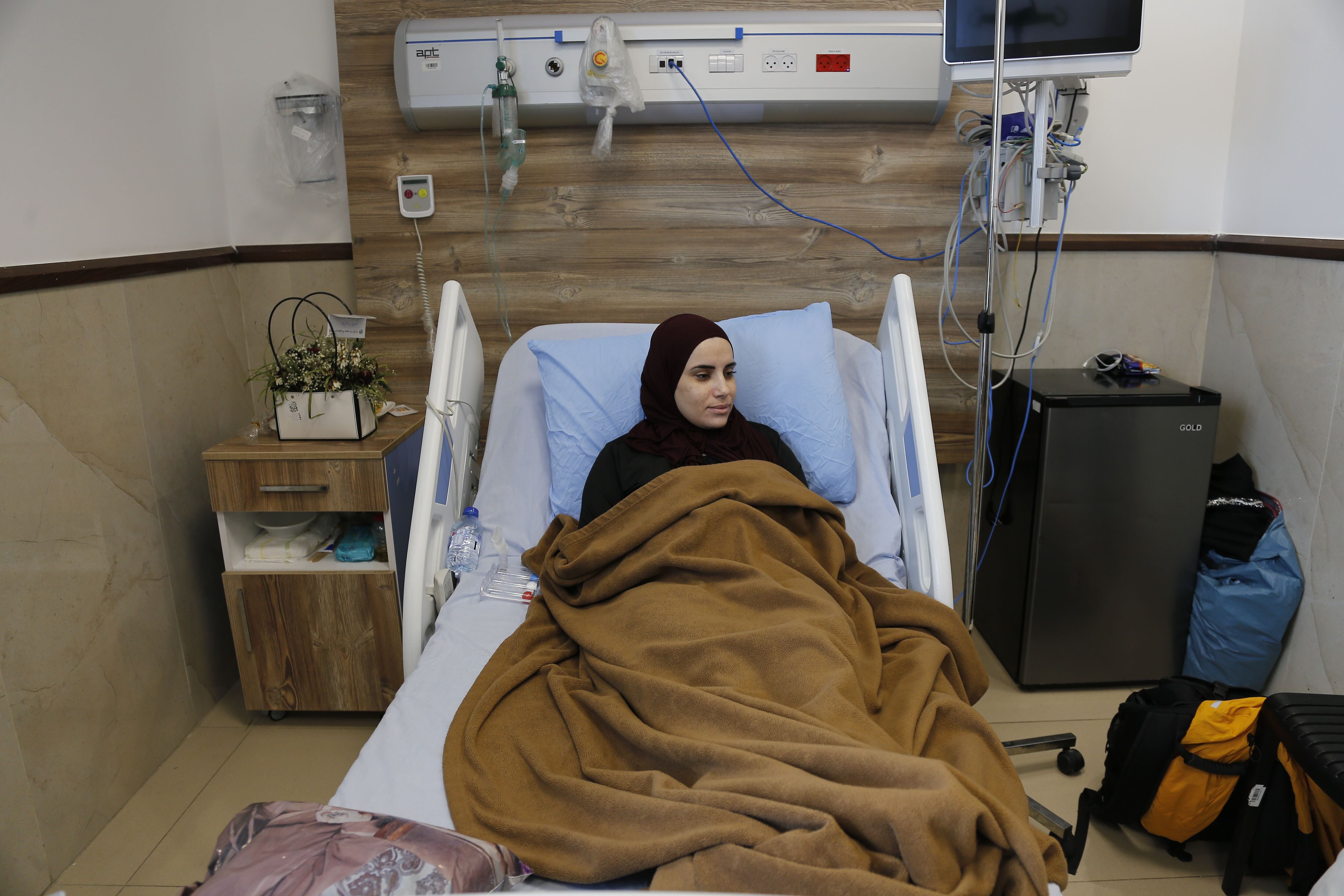 La paramédica Sabreen Zeid se recupera de los disparos de un francotirador en el hospital Ibn Sina de Yenín. 