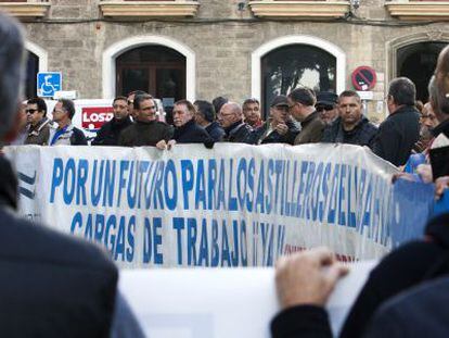 Trabajadores de Navantia protestan frente a la Diputaci&oacute;n de C&aacute;diz, ayer.