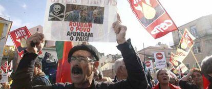 Manifestantes portugueses protestan contra los presupuestos 2014.