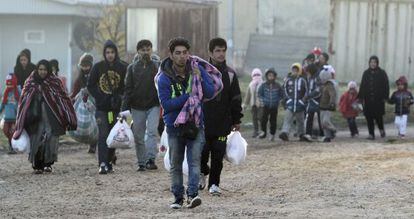 Un grupo de refugiados llega a un campo al sur de Serbia.