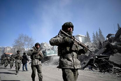 Soldados turcos patrullan cerca de varios edificios colapsados en Kahramanmaras, este lunes. 