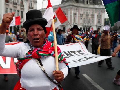 -FOTODELDÍA- AME7303. LIMA (PERÚ), 19/01/2023.- Manifestantes participan en la "toma de Lima" hoy, en Lima (Perú). La gran marcha nacional denominada "la toma de Lima" ha activado una serie de acciones de protesta en distintos puntos del país, en donde los manifestantes exigen la renuncia de la presidenta Dina Boluarte y el cierre del Congreso, así como la convocatoria a elecciones generales para este año y a una asamblea constituyente. EFE/ Paolo Aguilar
