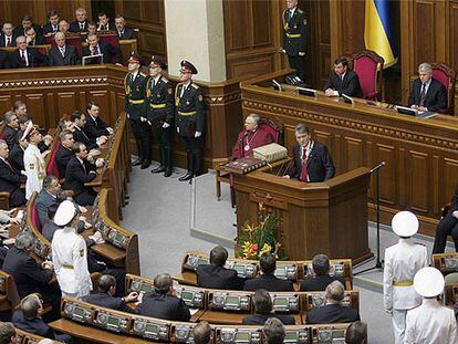 Víktor Yúshenko presta juramento como nuevo presidente de Ucrania en la Rada Suprema o Parlamento.