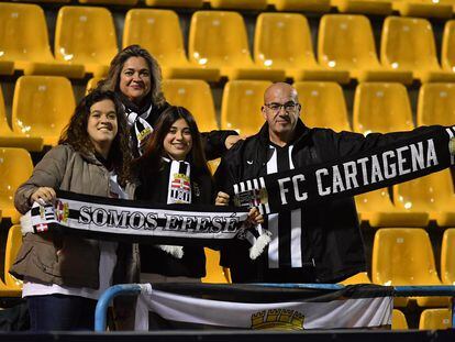 Fulgencio Angosto junto a su mujer y sus dos hijas con bufandas y camisetas del FC Cartagena.