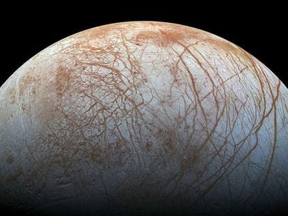 Europa, la luna de Júpiter, es uno de los lugares del Sistema Solar donde los astrobiólogos buscan señales de vida.