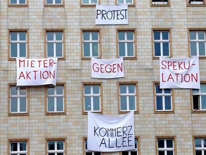 Carteles de protesta contra la especulación en un edificio de la avenida Karl Marx, en Berlín, en 2018.