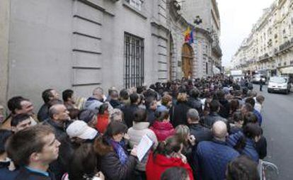 Cientos de rumanos hacen cola para poder votar este domingo en la Embajada de Rumania en París.