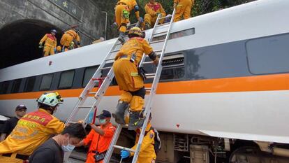 El descarrilamiento de un tren en el este de Taiwán, en imágenes