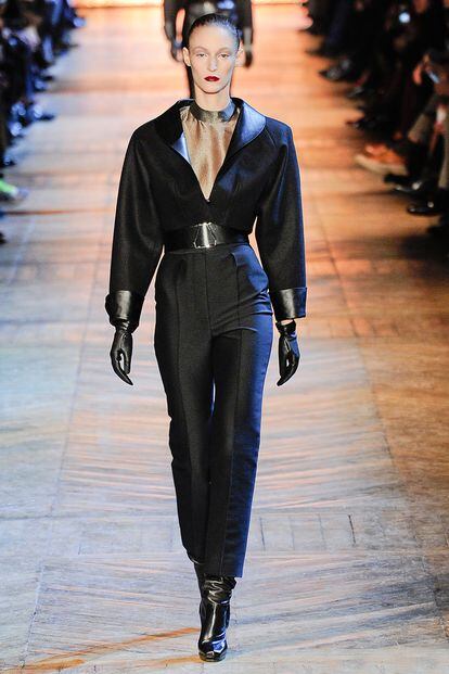 Si hay un diseñador que debe ser nombrado cuando hablamos de esta pieza es Yves Saint Laurent quien en 1967 diseñó el primer traje de chaqueta femenino.