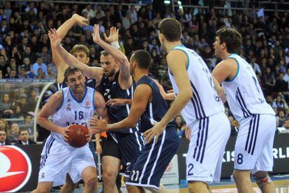 Begic rodeado de defensores del Efes