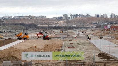 Obras de urbanización en el futuro barrio de Los Berrocales en Madrid.