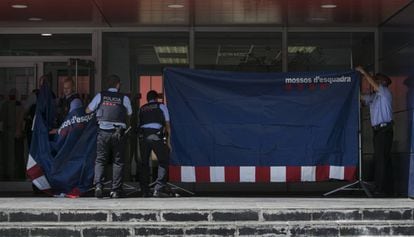 Agentes de los Mossos d'Esquadra en la comisaría de Cornellà tras el ataque.