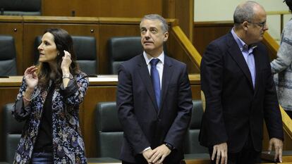 Los 28 parlamentarios electos del PNV, entre ellos Urkullu, entregan sus credenciales en la Cámara vasca.