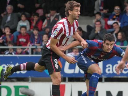 Fernando Llorente disputa un balón a Arregi, durante el partido de ida jugado de Ipurua.