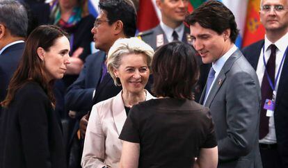 El primer ministro de Canadá, Justin Trudeau, conversa con la presidenta de la Comisión Europea, Ursula von der Leyen, y la primera ministra de Nueva Zelanda, Jacinda Ardern, este miércoles en el recinto de Ifema, en Madrid. Canadá y Letonia encabezarán una iniciativa para formar una brigada de la OTAN en el país báltico, con la participación de España.