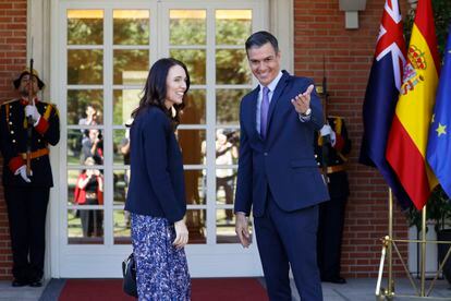 El presidente del Gobierno español, Pedro Sánchez, recibe a la primera ministra de Nueva Zelanda, Jacinda Ardern, este martes en el Palacio de la Moncloa, en el marco de la cumbre de la OTAN que se celebra en Madrid hasta el jueves. 

