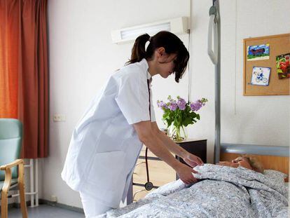 Una doctora, junto a una paciente en un centro sanitario.