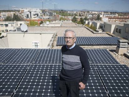 El ingeniero jubilado Paco Holguera convenció a 34 vecinos de la urbanización Rosa Luxemburgo, en San Sebastián de los Reyes (Madrid), para que instalaran placas solares en sus viviendas.