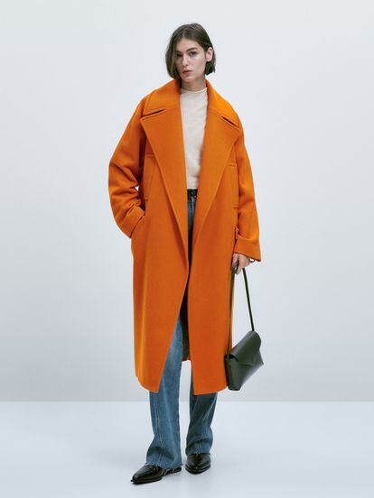 En un vibrante naranja, este abrigo de Massimo Dutti es la compra definitiva con la que apostar por el color este invierno y dejar a un lado los tonos más neutros.