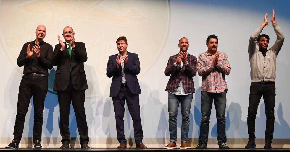 Ferran, Morales, Rafa i Tomàs Jofresa, Lleal i Corrals en la celebració del títol en el Teatre Zorrilla.