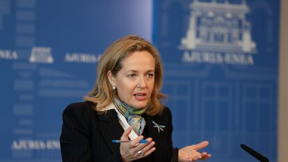 La vicepresidenta primera y ministra de Economía, Nadia Calviño, comparece tras la reunión con el lehendakari, Íñigo Urkullu, este viernes en Vitoria.