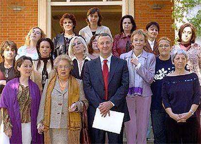 Representantes de las organizaciones de mujeres, el viernes con Fernández de la Vega y Caldera.