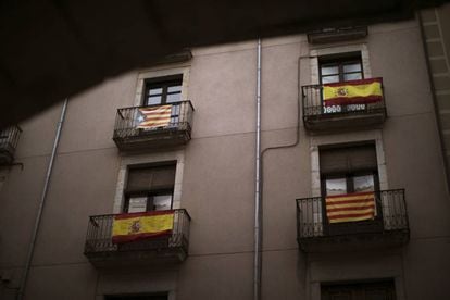 Banderas españolas, senyeras y esteladas en un balcón de Girona.