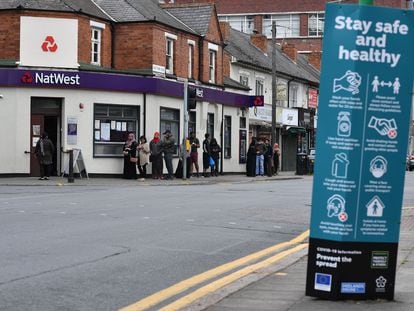Una señal indica los modos de evitar el contagio del virus en el centro de Leicester, este lunes
