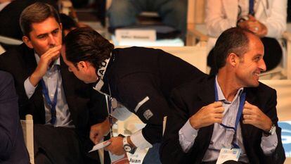 In the first row, the then president Camps;  and behind, Vicente Rambla talks with Álvaro Pérez (from behind), at a convention of the Valencian PP in 2008.