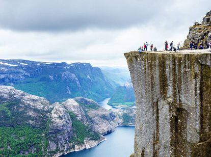 El mirador de Preikestolen (El púlpito), que se alza 604 metros sobre el fiordo noruego de Lysefjord.