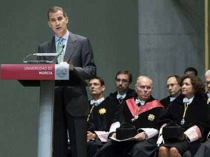 El Rey Felipe VI durante su intervenci&oacute;n en el acto de apertura del curso universitario 2015-2016 celebrado en la Facultad de Econom&iacute;a y Empresa de la Universidad de Murcia.