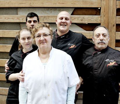 Mari Campoamor (centro) y Rufo Soria (derecha) con su hijo y los empleados del restaurante Casa Mari y Rufo.