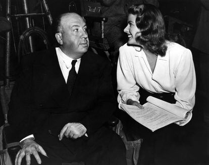 El director Alfred Hitchcock y la actriz Ingrid Bergman durante el rodaje de 'Encadenados'.