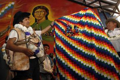 Evo Morales sostiene una wiphala en una imagen de 2009.