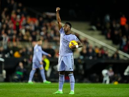 Vinicius Jr. levanta el puño tras marcar un gol para el Real Madrid en Valencia el pasado 2 de marzo.