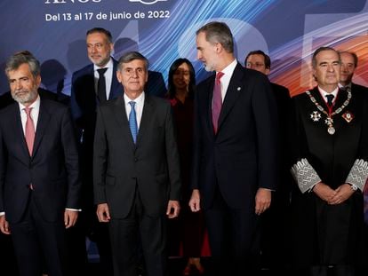 Felipe VI (en el centro), en la 'foto de familia' de un acto del Colegio de Abogados de Madrid, con el presidente del Tribunal Supremo y del Consejo General del Poder Judicial, Carlos Lesmes; el presidente del Tribunal Constitucional, Pedro González-Trevijano; y el decano del Colegio de Abogados de Madrid, José María Alonso.