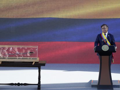 El presidente de Colombia, Gustavo Petro, con la espada de Bolívar en una urna a la derecha, pronuncia su discurso de investidura en la Plaza Bolívar de Bogotá, el 7 de agosto de 2022.