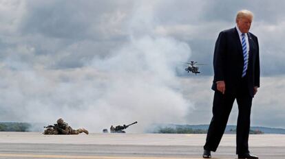 Donald Trump en un simulacro de ataque aéreo durante su visita a la base militar de Fort Drum.