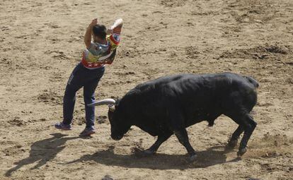 Un joven hace un quite a un astado tras un encierro de San Sebastián de los Reyes.