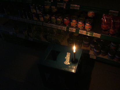 Un mercado de Buenos Aires, iluminado con velas durante el apagón del pasado 16 de junio.  