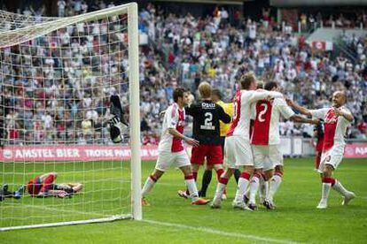 Los jugadores del Ajax celebran su segundo gol.