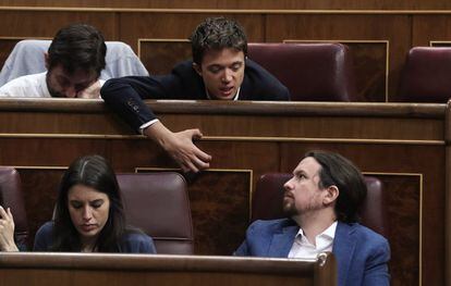 El líder de Unidos Podemos, Pablo Iglesias, y la portavoz Irene Montero, conversan con Íñigo Errejon durante la primera jornada de la moción de censura en el Congreso.