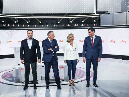 Santiago Abascal (Vox), el moderador del debate, Xabier Fortes, Yolanda Díaz (Sumar) y Pedro Sánchez (PSOE), antes del encuentro en RTVE.