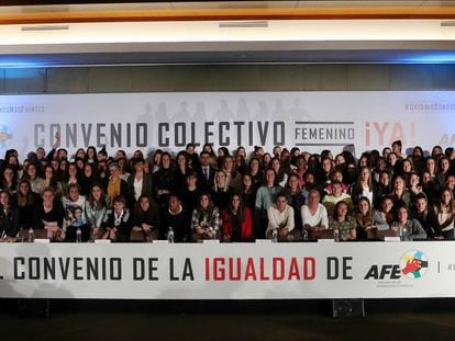 Las futbolistas y el presidente de la AFE, antes de la asamblea de este martes en Madrid.