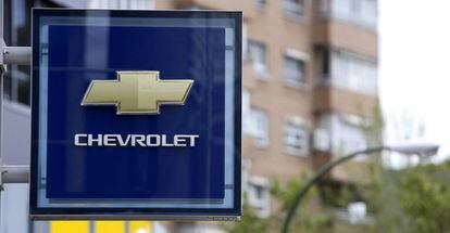 El logo de Chevrolet en uno de los concesionarios multados de Madrid