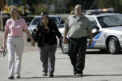 Padres de alguno de los alumnos que se encontraban en uno de los edificios evacuados se dirigen hacia el lugar de los hechos.