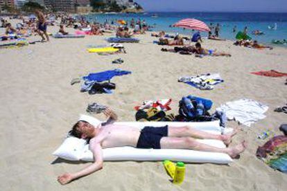 Un turista británico toma el sol en Magaluf (Mallorca).