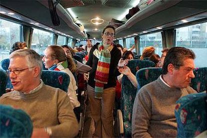 Interior del autobús número uno que partió ayer de Sevilla hacia la marcha contra la LOE.