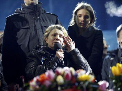 La líder de la oposición ucraniana, Yulia Tymoshenko se dirige a los manifestantes anti-gubernamentales en la Plaza de la Independencia con su hija Yevgenia (i). Tymoshenko recibió una calurosa bienvenida. "Ustedes son héroes, usted es el mejor de Ucrania", dijo a los 50.000 efectivos multitud antes de romper a llorar.