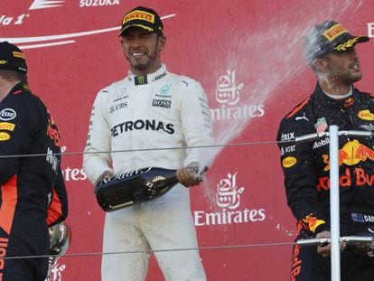 Lewis Hamilton, en el podio de Suzuka, con Ricciardo y Verstappen.